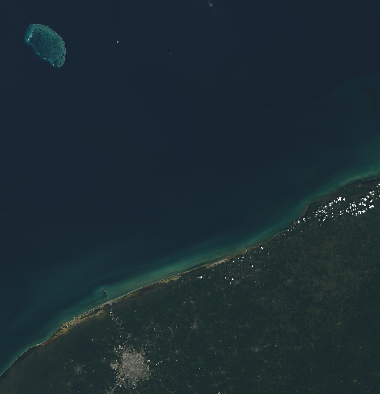Landsat 8 satellite image of the Yucatan Peninsula's Gulf of Mexico coastline, the buried location of the Chicxulub impact crater