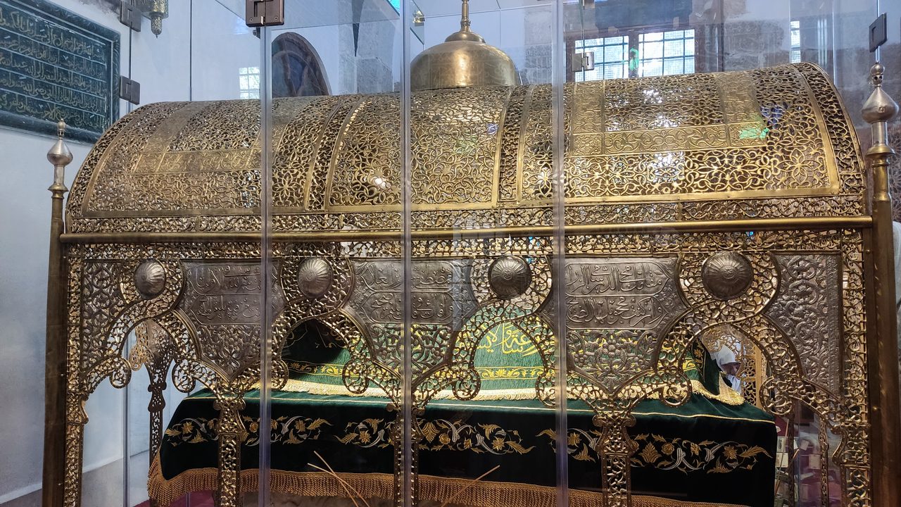 A photograph of the grave of Ibn Arabi inside the mosque complex named for him in the Salihiyya quarter of Damascus