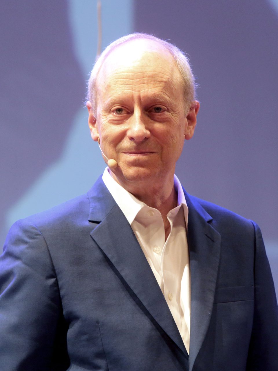 A photograph of the philosopher Michael Sandel at a Fronteiras do Pensamento lecture event in Sao Paulo on 7 August 2023